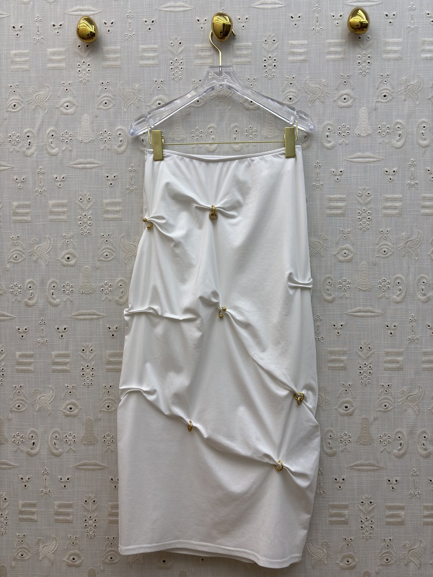 SCH 高订感拉满的重工褶皱半裙 金扣半裙才是真·显瘦王者 不规则褶皱把胯部、肚子的小瑕疵全藏住，垂坠感