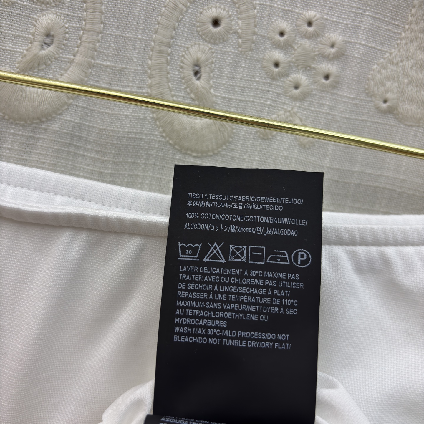 SCH 高订感拉满的重工褶皱半裙 金扣半裙才是真·显瘦王者 不规则褶皱把胯部、肚子的小瑕疵全藏住，垂坠感