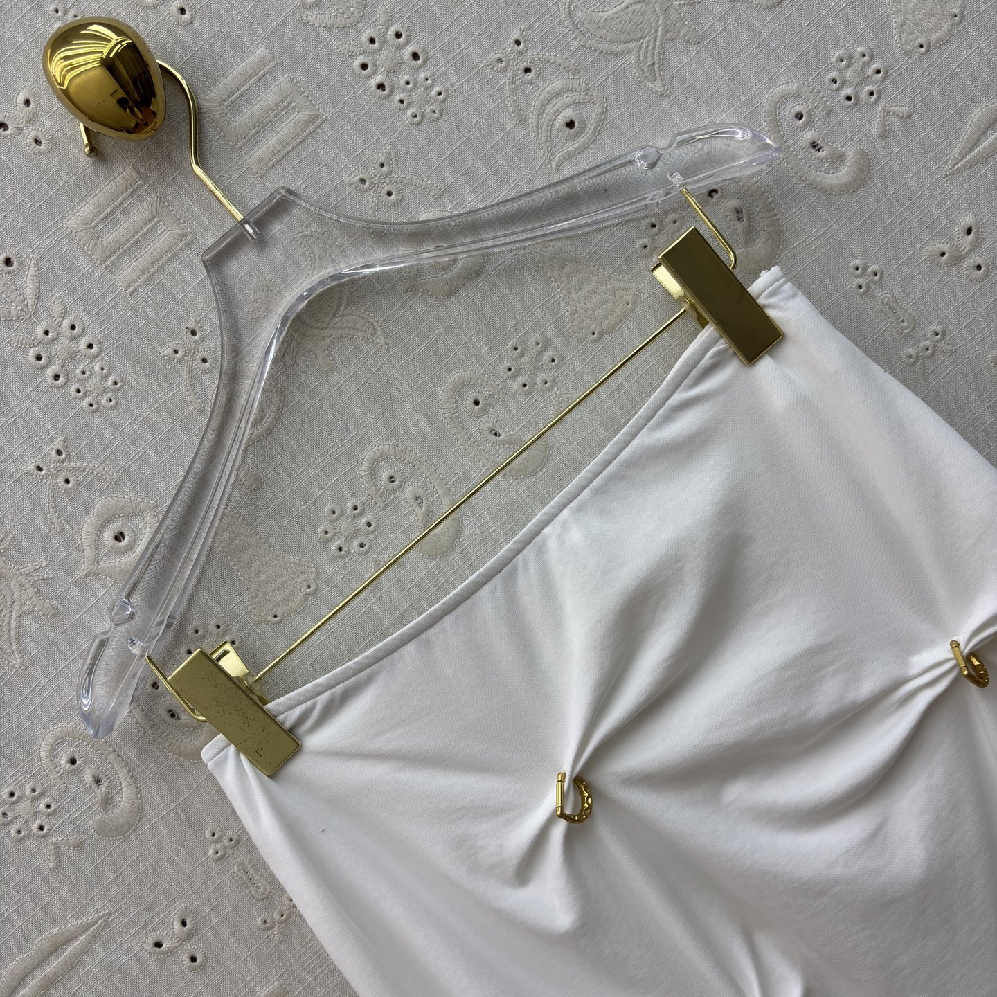 SCH 高订感拉满的重工褶皱半裙 金扣半裙才是真·显瘦王者 不规则褶皱把胯部、肚子的小瑕疵全藏住，垂坠感