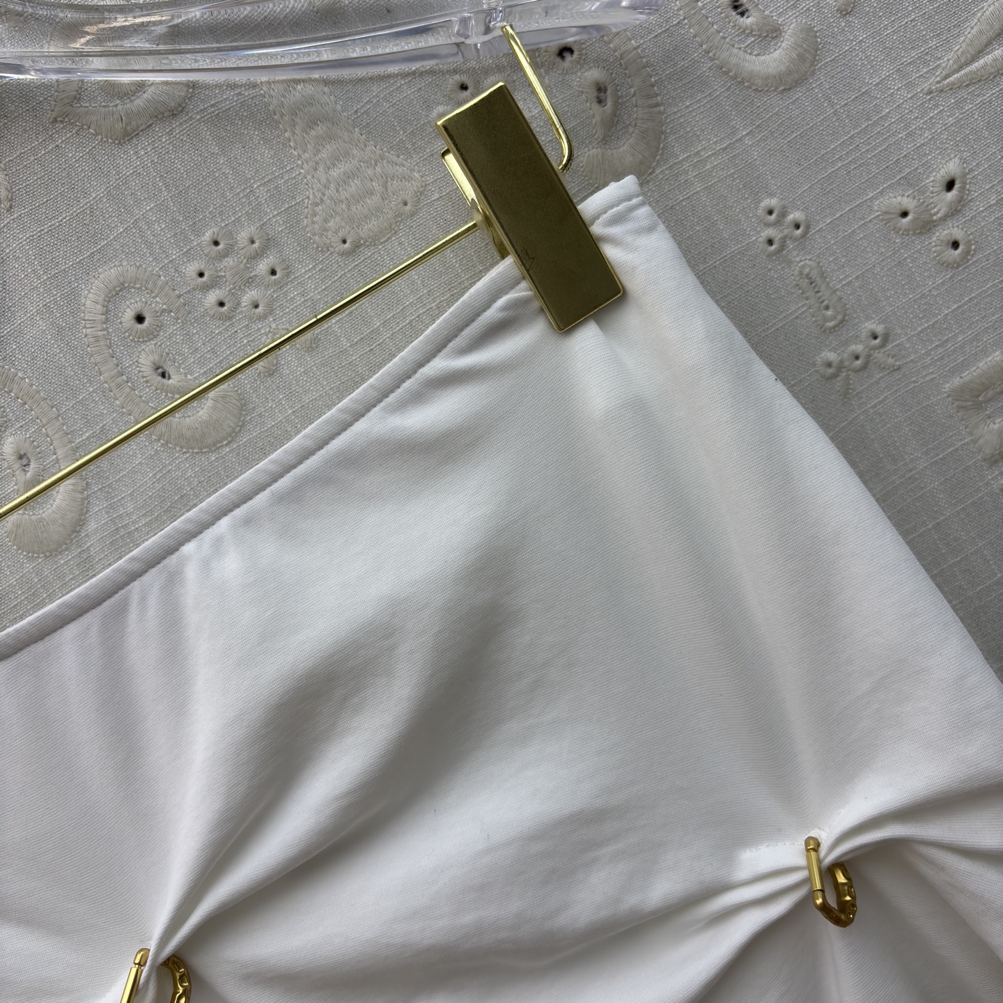 SCH 高订感拉满的重工褶皱半裙 金扣半裙才是真·显瘦王者 不规则褶皱把胯部、肚子的小瑕疵全藏住，垂坠感