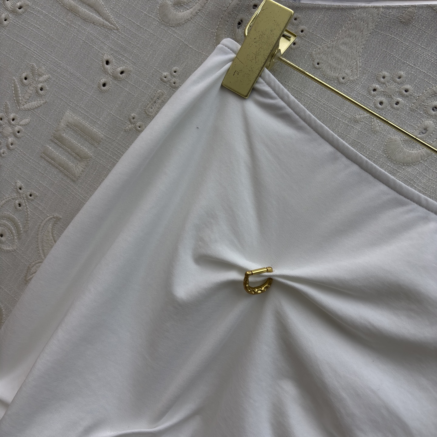 SCH 高订感拉满的重工褶皱半裙 金扣半裙才是真·显瘦王者 不规则褶皱把胯部、肚子的小瑕疵全藏住，垂坠感