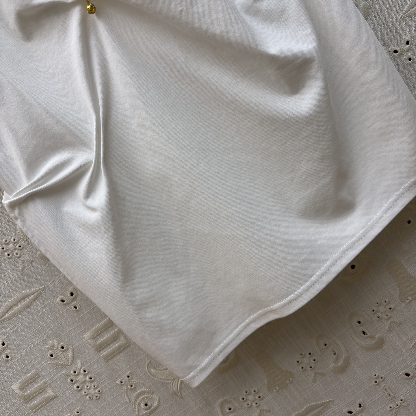 SCH 高订感拉满的重工褶皱半裙 金扣半裙才是真·显瘦王者 不规则褶皱把胯部、肚子的小瑕疵全藏住，垂坠感