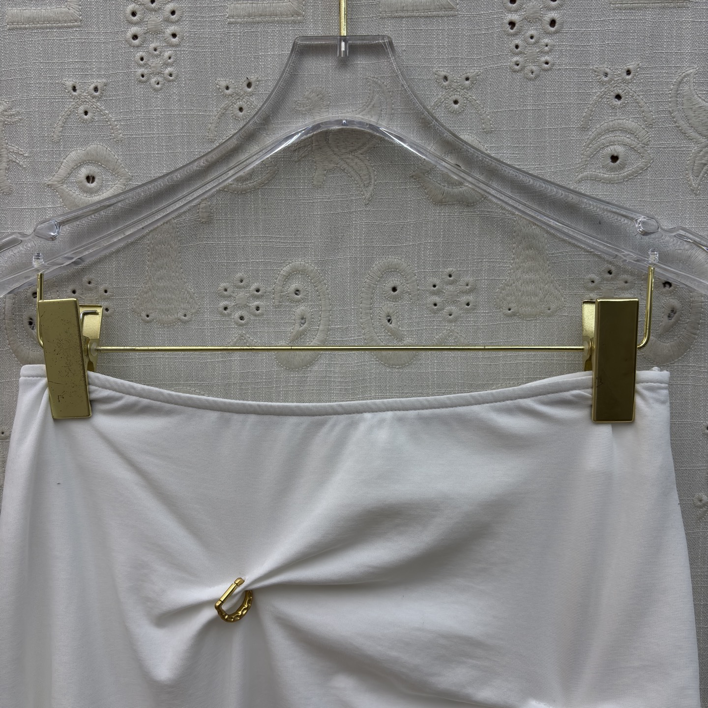 SCH 高订感拉满的重工褶皱半裙 金扣半裙才是真·显瘦王者 不规则褶皱把胯部、肚子的小瑕疵全藏住，垂坠感