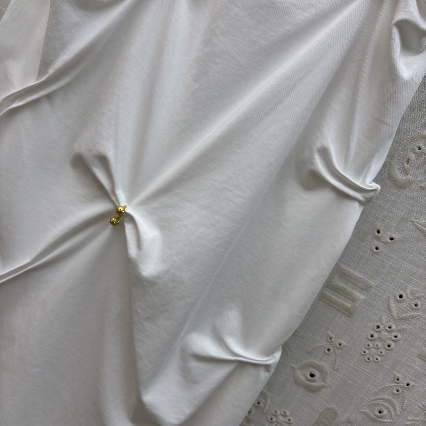 SCH 高订感拉满的重工褶皱半裙 金扣半裙才是真·显瘦王者 不规则褶皱把胯部、肚子的小瑕疵全藏住，垂坠感