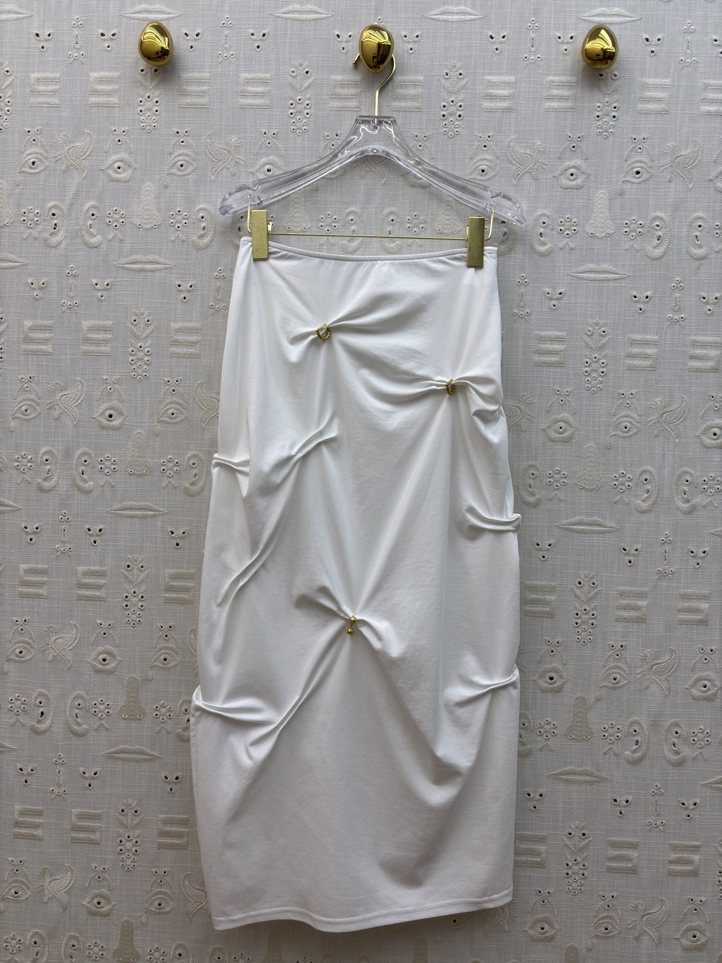 SCH 高订感拉满的重工褶皱半裙 金扣半裙才是真·显瘦王者 不规则褶皱把胯部、肚子的小瑕疵全藏住，垂坠感