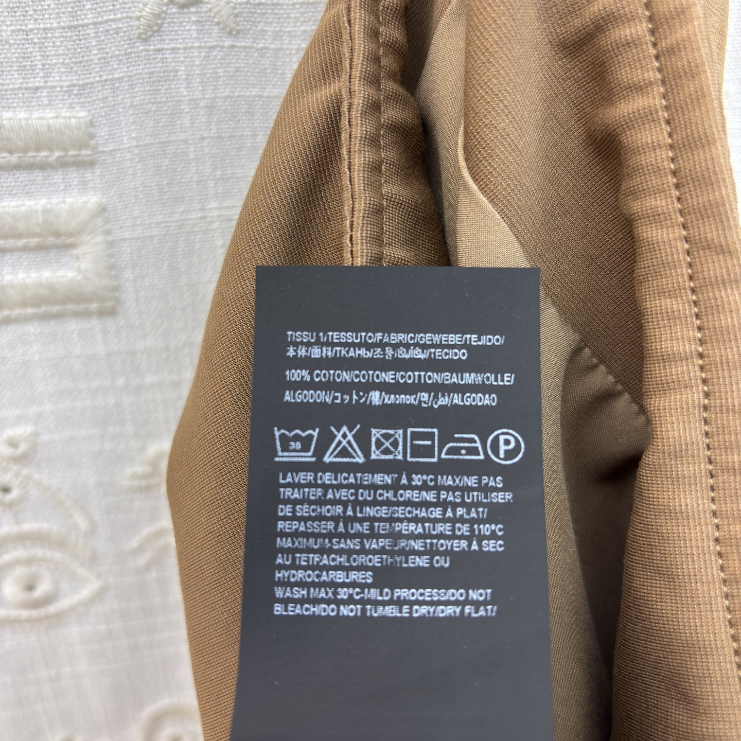 SCH 高订感拉满的重工褶皱半裙 金扣半裙才是真·显瘦王者 不规则褶皱把胯部、肚子的小瑕疵全藏住，垂坠感