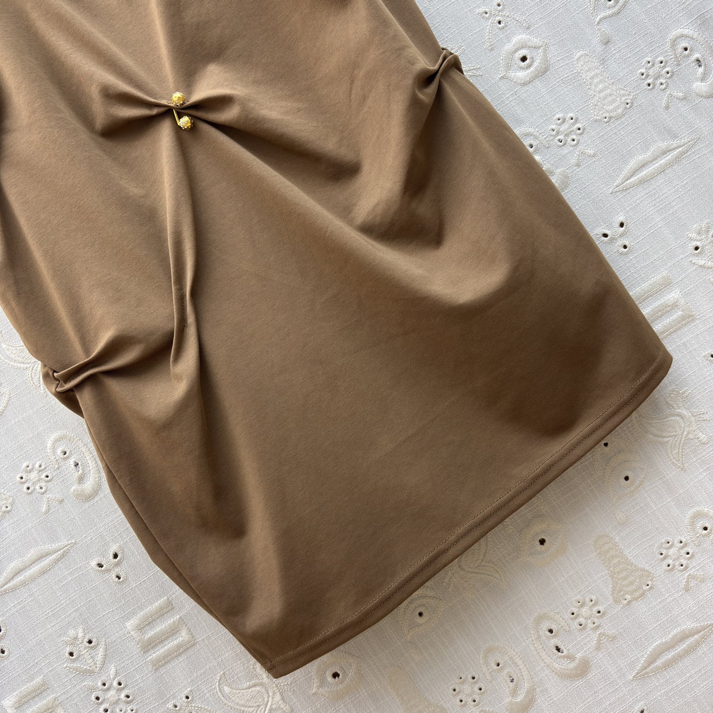 SCH 高订感拉满的重工褶皱半裙 金扣半裙才是真·显瘦王者 不规则褶皱把胯部、肚子的小瑕疵全藏住，垂坠感