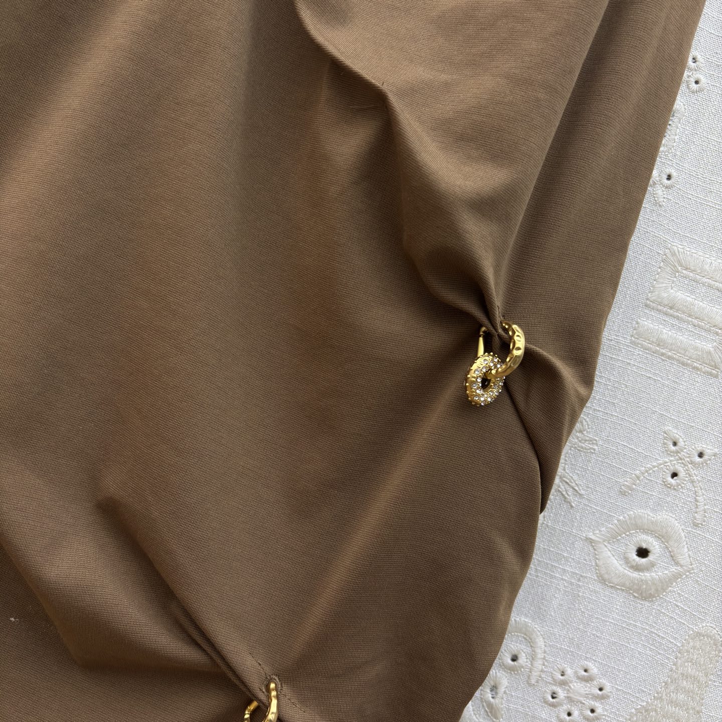 SCH 高订感拉满的重工褶皱半裙 金扣半裙才是真·显瘦王者 不规则褶皱把胯部、肚子的小瑕疵全藏住，垂坠感