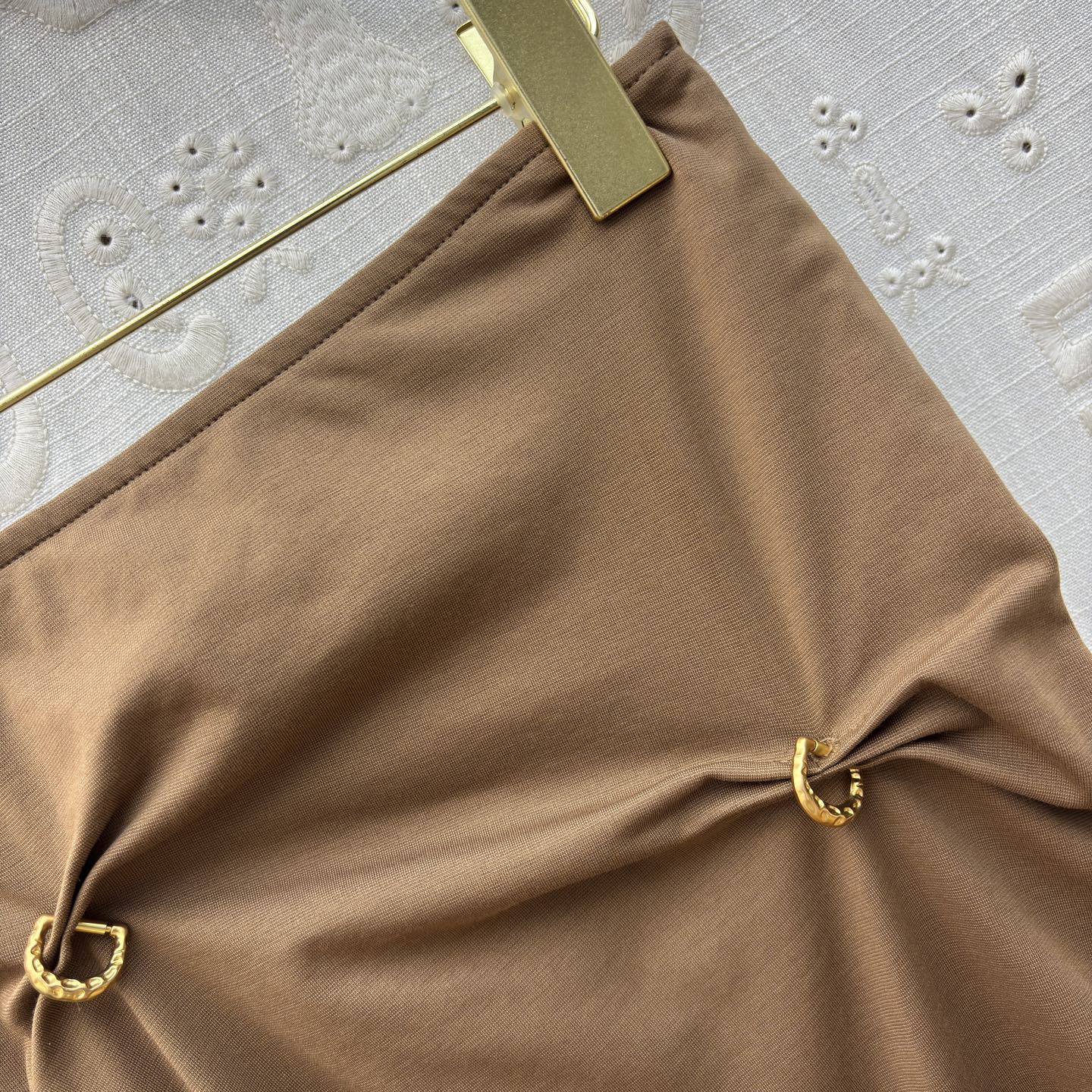 SCH 高订感拉满的重工褶皱半裙 金扣半裙才是真·显瘦王者 不规则褶皱把胯部、肚子的小瑕疵全藏住，垂坠感