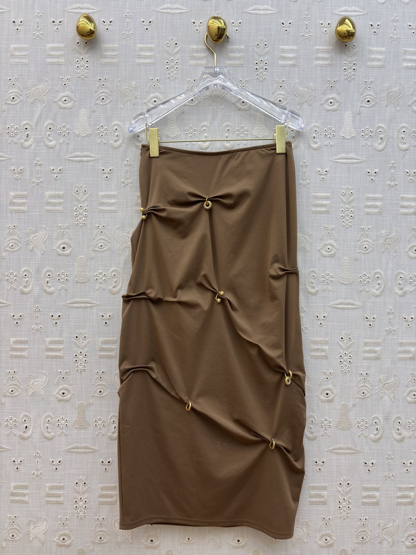 SCH 高订感拉满的重工褶皱半裙 金扣半裙才是真·显瘦王者 不规则褶皱把胯部、肚子的小瑕疵全藏住，垂坠感