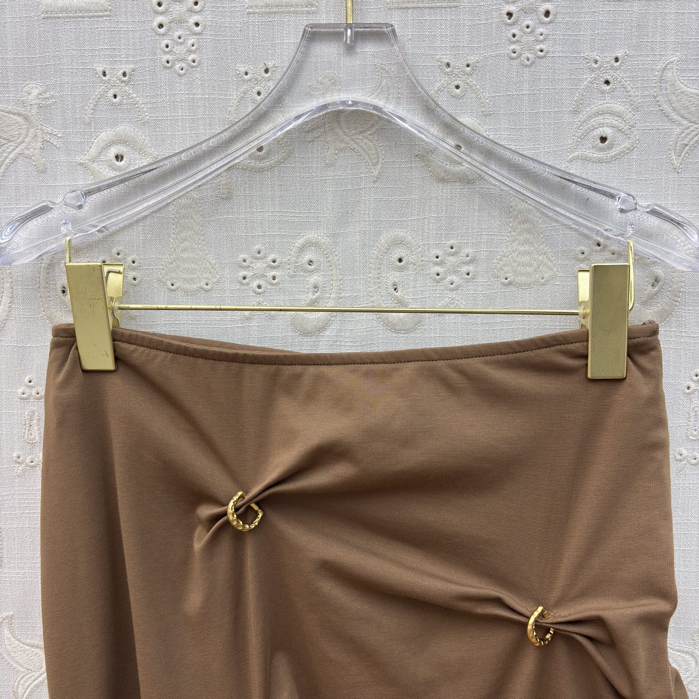 SCH 高订感拉满的重工褶皱半裙 金扣半裙才是真·显瘦王者 不规则褶皱把胯部、肚子的小瑕疵全藏住，垂坠感