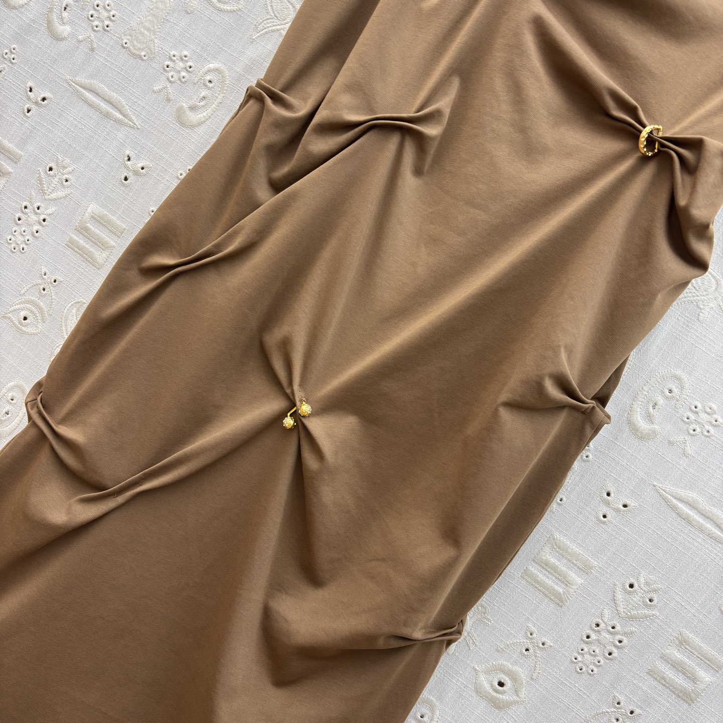 SCH 高订感拉满的重工褶皱半裙 金扣半裙才是真·显瘦王者 不规则褶皱把胯部、肚子的小瑕疵全藏住，垂坠感