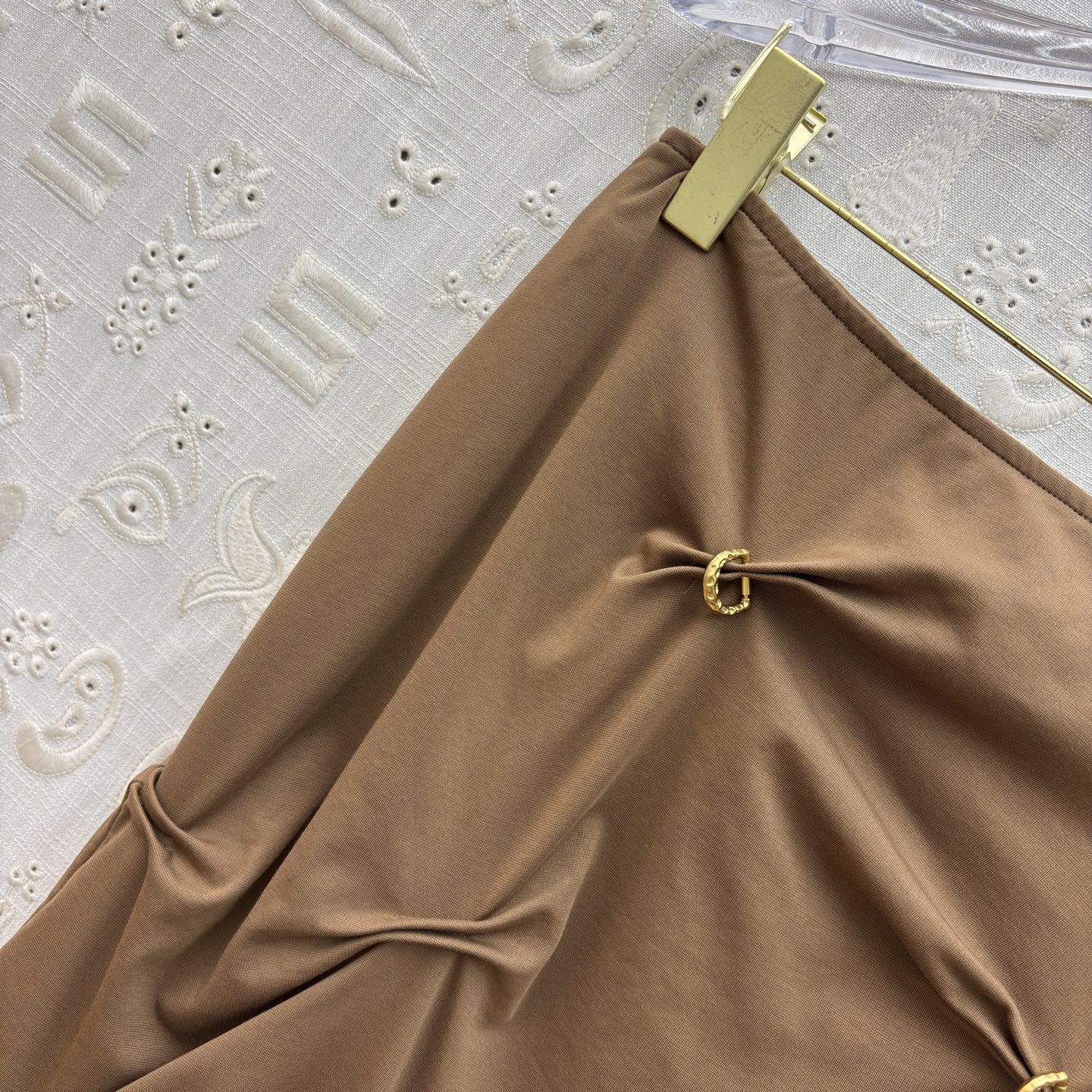 SCH 高订感拉满的重工褶皱半裙 金扣半裙才是真·显瘦王者 不规则褶皱把胯部、肚子的小瑕疵全藏住，垂坠感