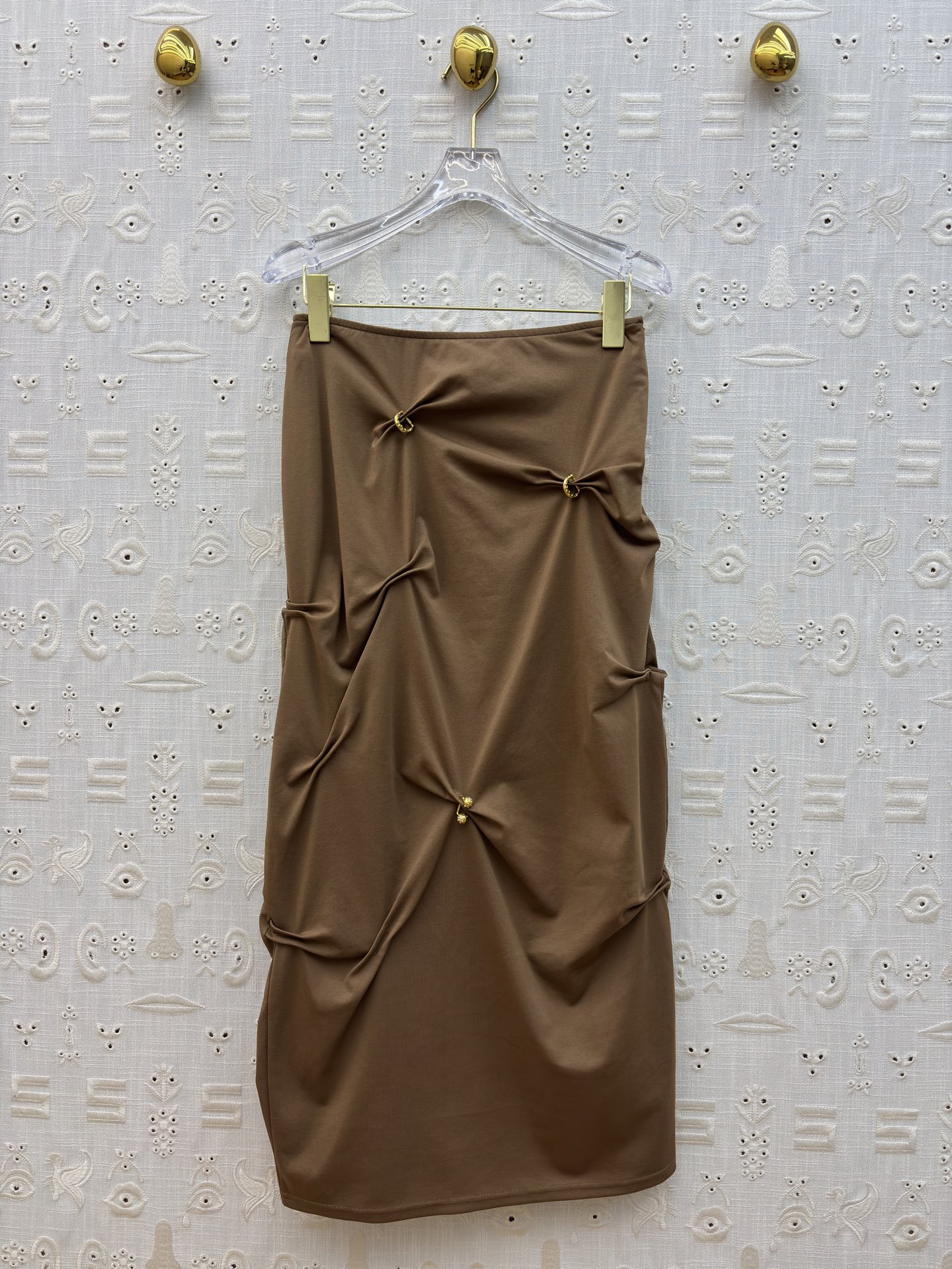 SCH 高订感拉满的重工褶皱半裙 金扣半裙才是真·显瘦王者 不规则褶皱把胯部、肚子的小瑕疵全藏住，垂坠感