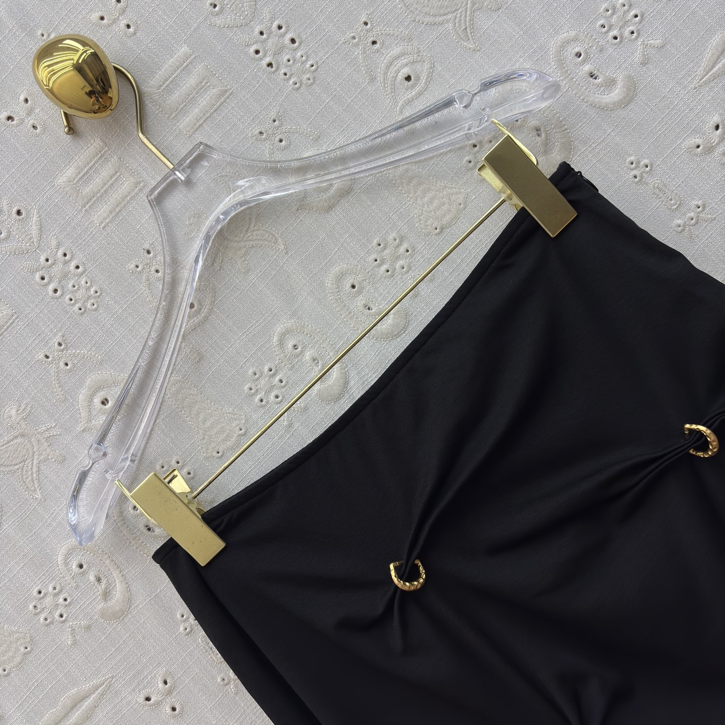 SCH 高订感拉满的重工褶皱半裙 金扣半裙才是真·显瘦王者 不规则褶皱把胯部、肚子的小瑕疵全藏住，垂坠感