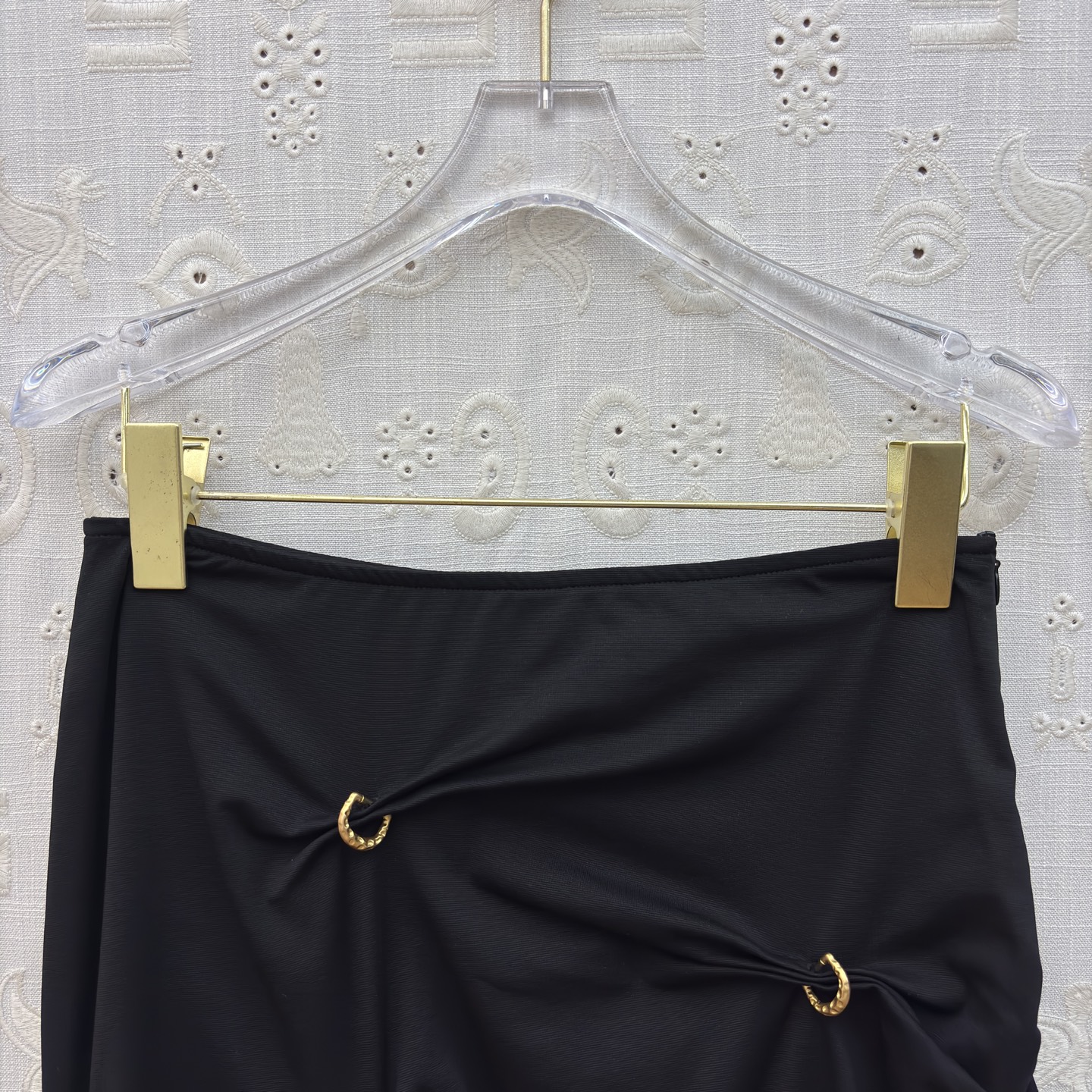 SCH 高订感拉满的重工褶皱半裙 金扣半裙才是真·显瘦王者 不规则褶皱把胯部、肚子的小瑕疵全藏住，垂坠感