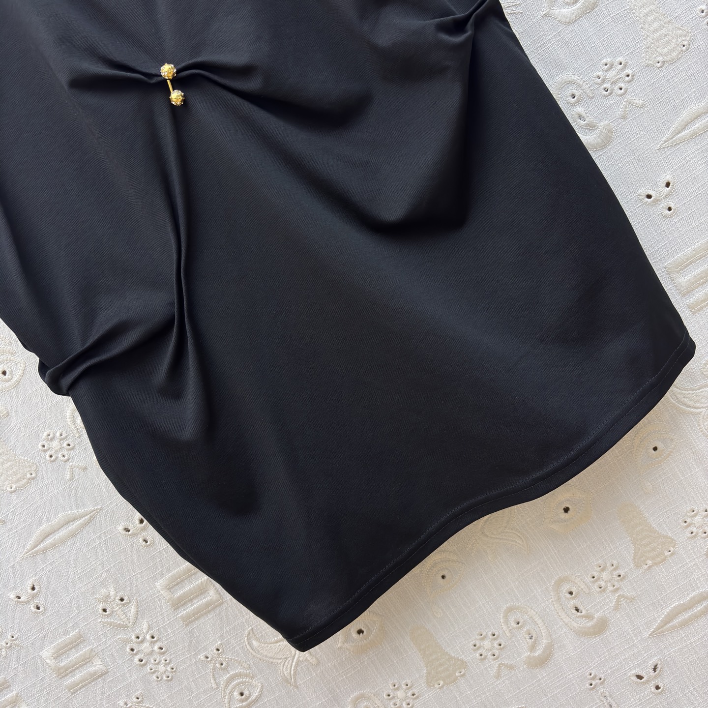 SCH 高订感拉满的重工褶皱半裙 金扣半裙才是真·显瘦王者 不规则褶皱把胯部、肚子的小瑕疵全藏住，垂坠感