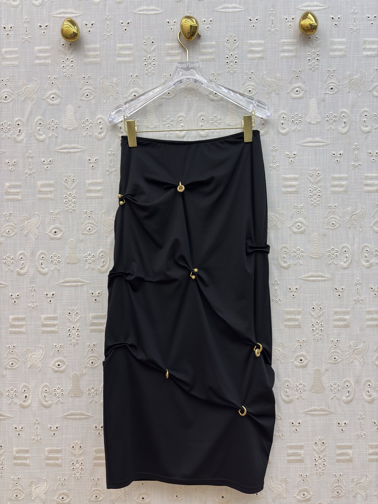 SCH 高订感拉满的重工褶皱半裙 金扣半裙才是真·显瘦王者 不规则褶皱把胯部、肚子的小瑕疵全藏住，垂坠感