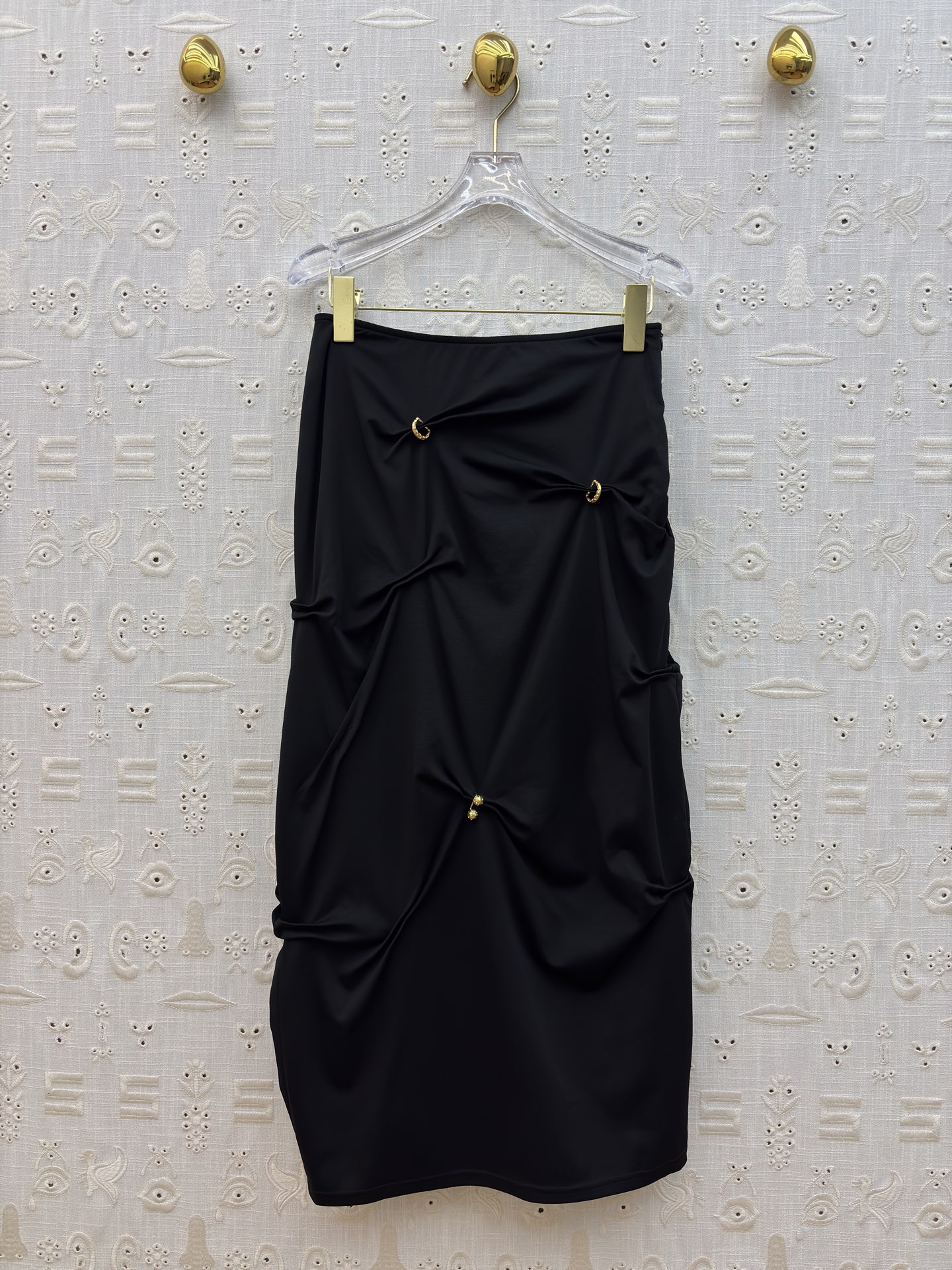 SCH 高订感拉满的重工褶皱半裙 金扣半裙才是真·显瘦王者 不规则褶皱把胯部、肚子的小瑕疵全藏住，垂坠感