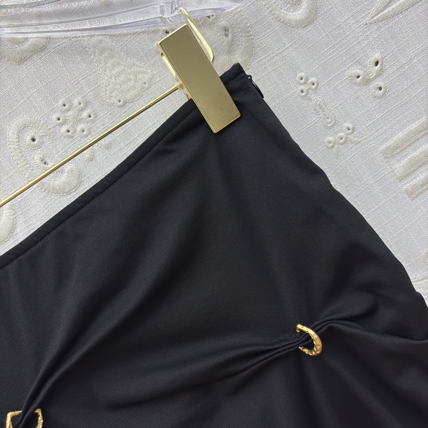 SCH 高订感拉满的重工褶皱半裙 金扣半裙才是真·显瘦王者 不规则褶皱把胯部、肚子的小瑕疵全藏住，垂坠感