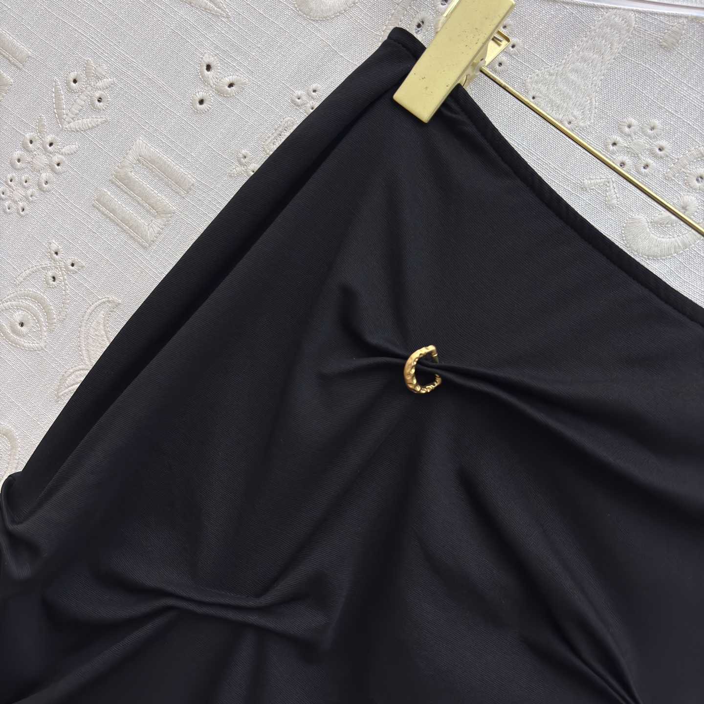 SCH 高订感拉满的重工褶皱半裙 金扣半裙才是真·显瘦王者 不规则褶皱把胯部、肚子的小瑕疵全藏住，垂坠感