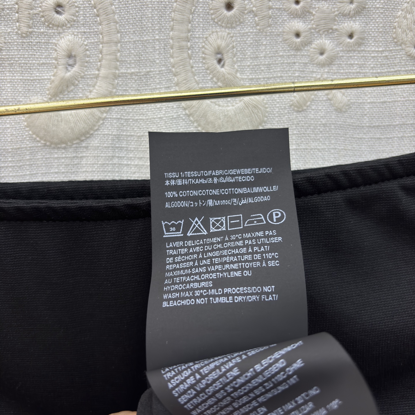 SCH 高订感拉满的重工褶皱半裙 金扣半裙才是真·显瘦王者 不规则褶皱把胯部、肚子的小瑕疵全藏住，垂坠感