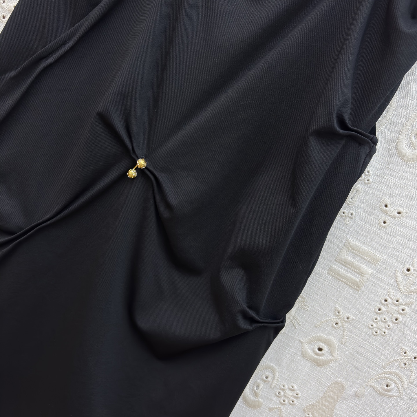 SCH 高订感拉满的重工褶皱半裙 金扣半裙才是真·显瘦王者 不规则褶皱把胯部、肚子的小瑕疵全藏住，垂坠感