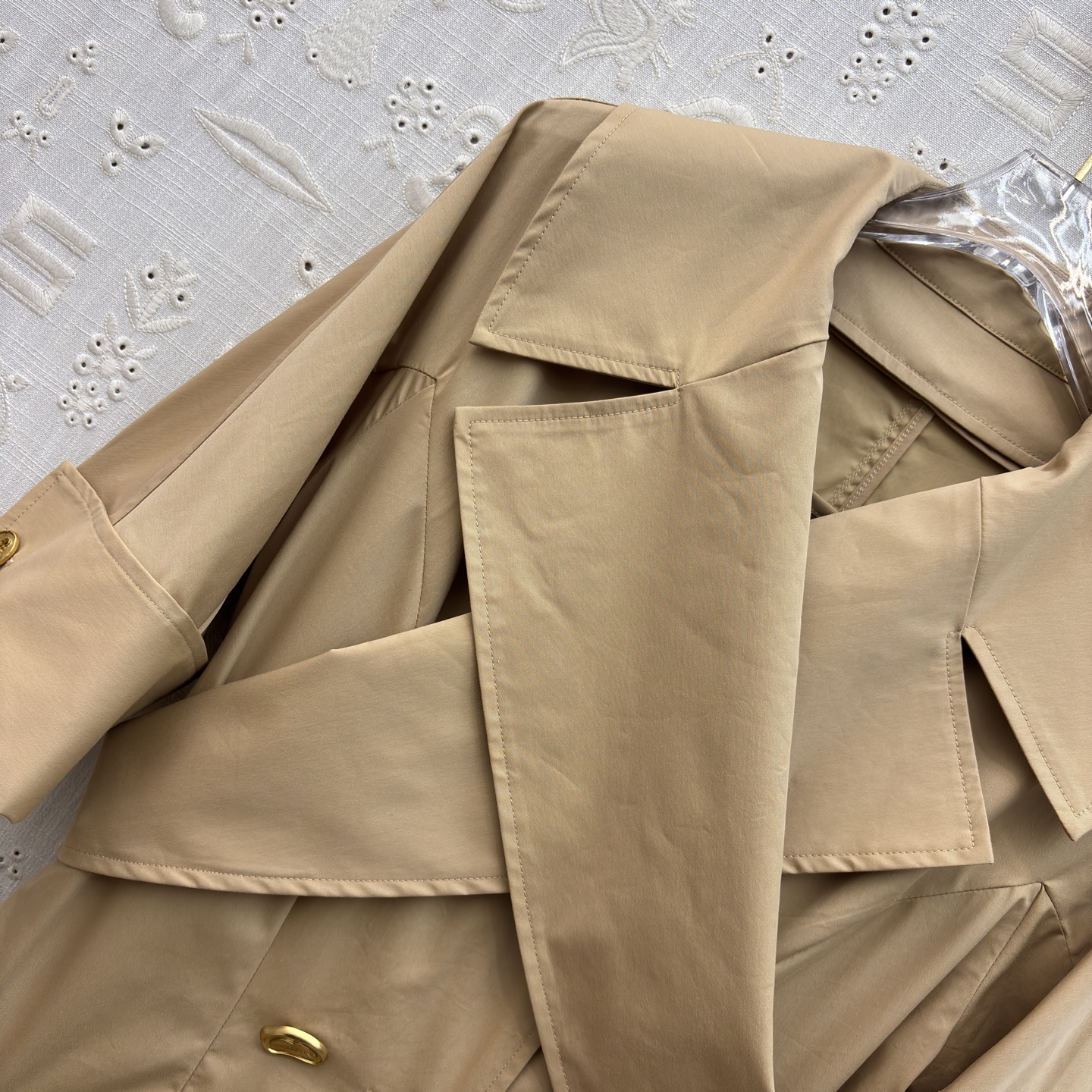 Sch经典风衣式连衣裙 V领收腰A字版型 配上精致金扣与可拆卸大翻领 利落又藏肉 一件解锁通勤与日常两种
