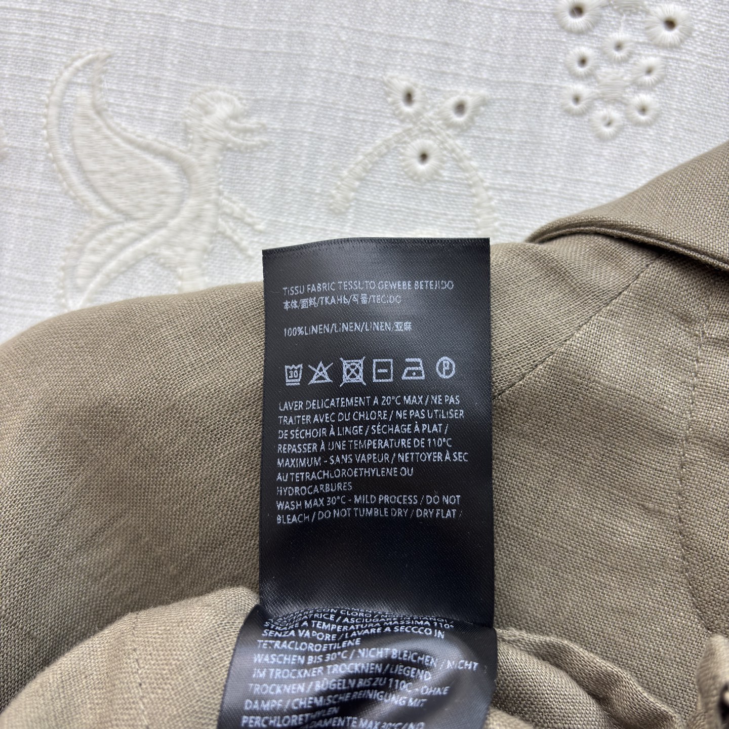 Sch翻领亚麻外套 亚麻面料自带呼吸感 春夏穿不闷汗 抽绳设计 轻松穿出高腰线 定制金扣是点睛之笔 低调