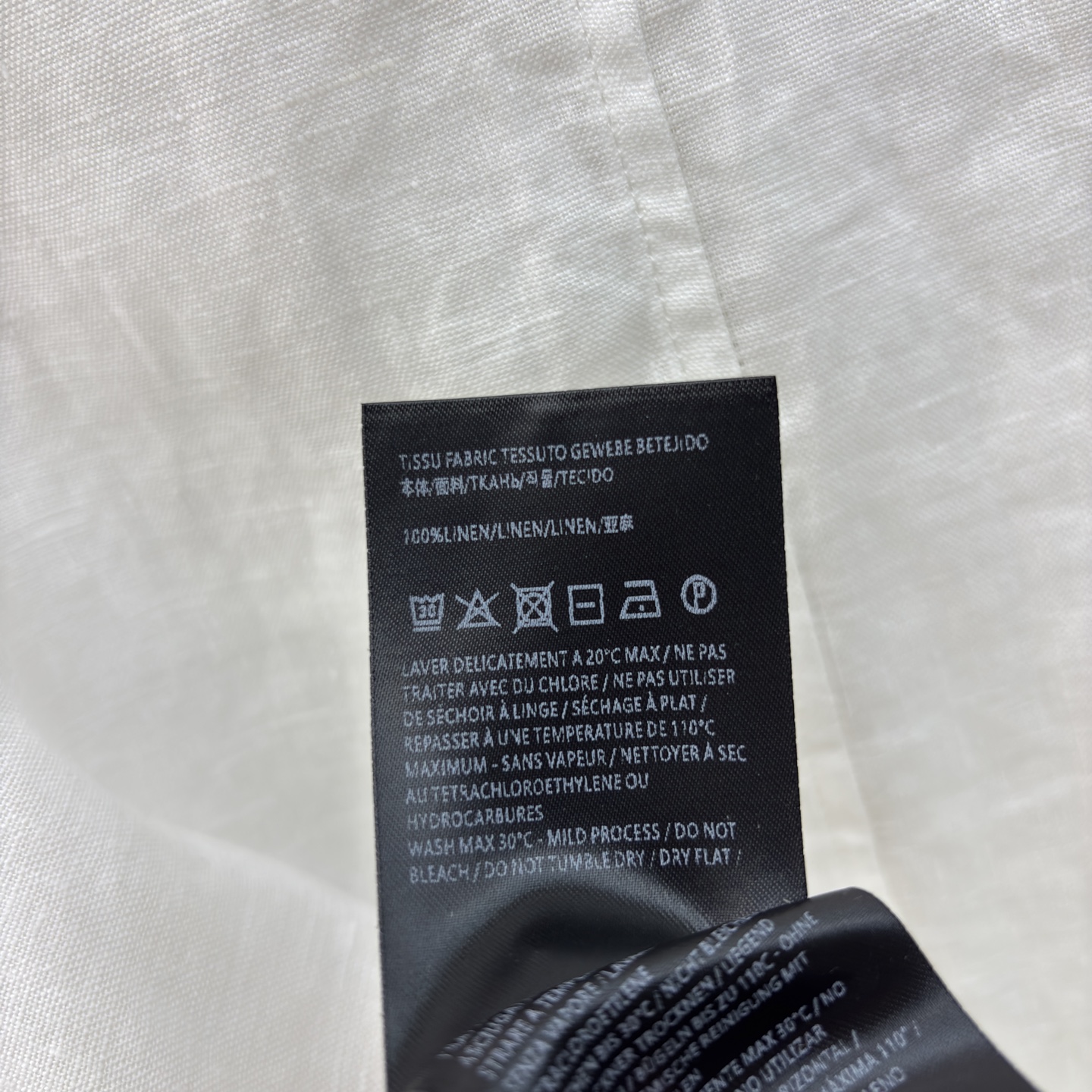 Sch翻领亚麻外套 亚麻面料自带呼吸感 春夏穿不闷汗 抽绳设计 轻松穿出高腰线 定制金扣是点睛之笔 低调