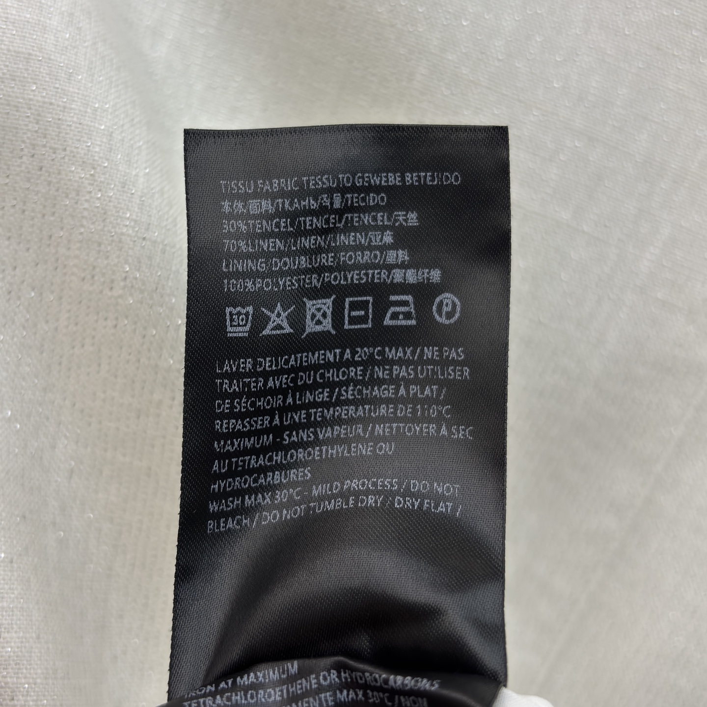 Sch翻领利落收腰西装 剪裁得体显比例 金扣点缀尽显精致 上身干练大气 轻松拿捏职场专业气质 挺括面料不