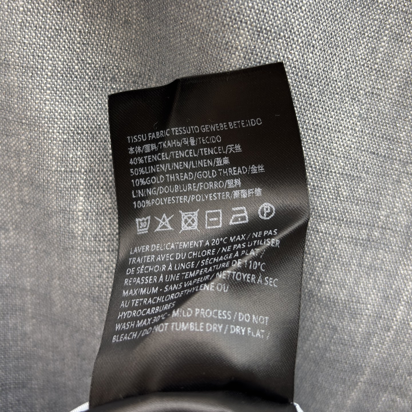 Sch翻领利落收腰西装 剪裁得体显比例 金扣点缀尽显精致 上身干练大气 轻松拿捏职场专业气质 挺括面料不