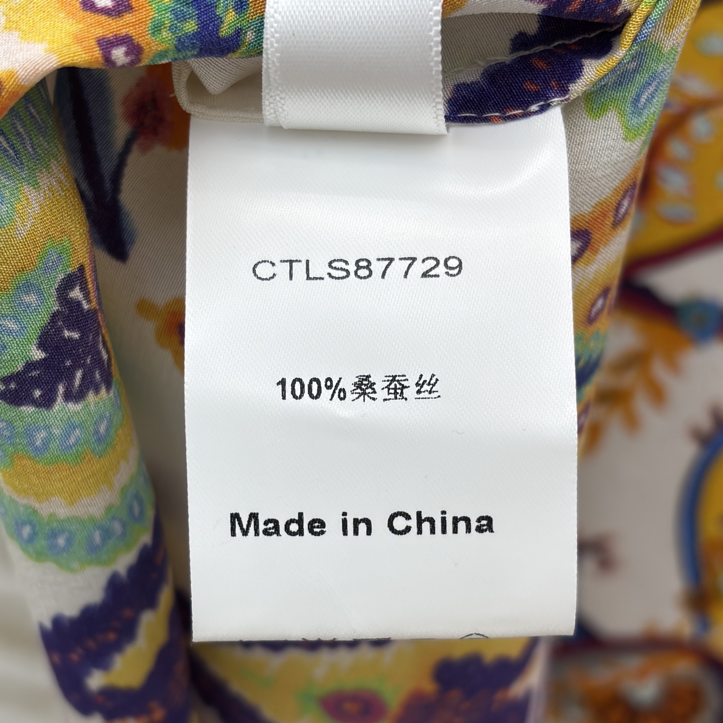 经典复古腰果花真丝印花上衣 配色浓郁饱满 充满异域风情 简约小立领搭配后领扣设计 穿着方便利落 上身清爽