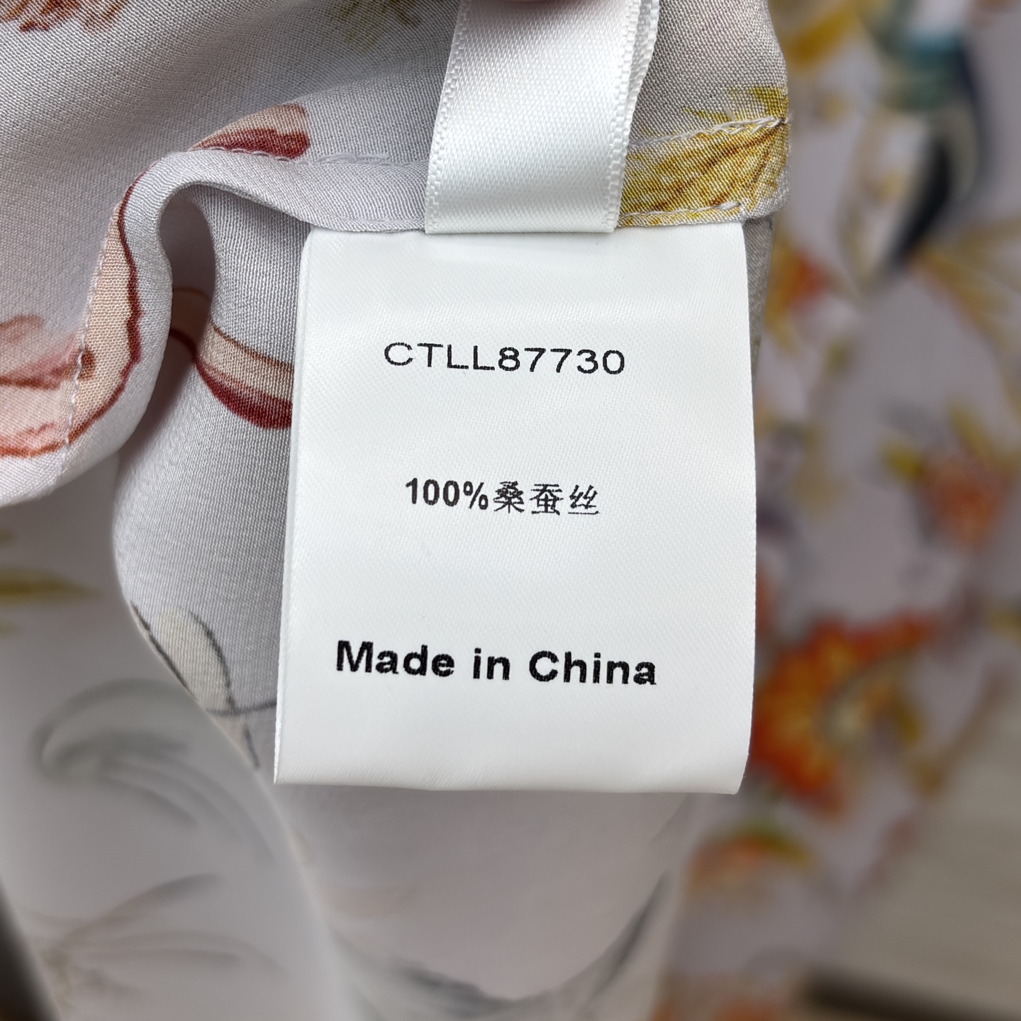 花鸟真丝印花长裙 底色干净柔和 缤纷花鸟图案栩栩如生 领口蝴蝶结设计温婉雅致 斗篷式飞袖飘逸灵动 垂顺的