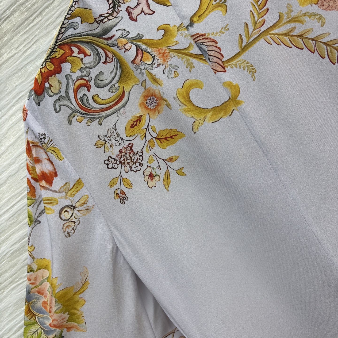 花鸟真丝印花长裙 底色干净柔和 缤纷花鸟图案栩栩如生 领口蝴蝶结设计温婉雅致 斗篷式飞袖飘逸灵动 垂顺的