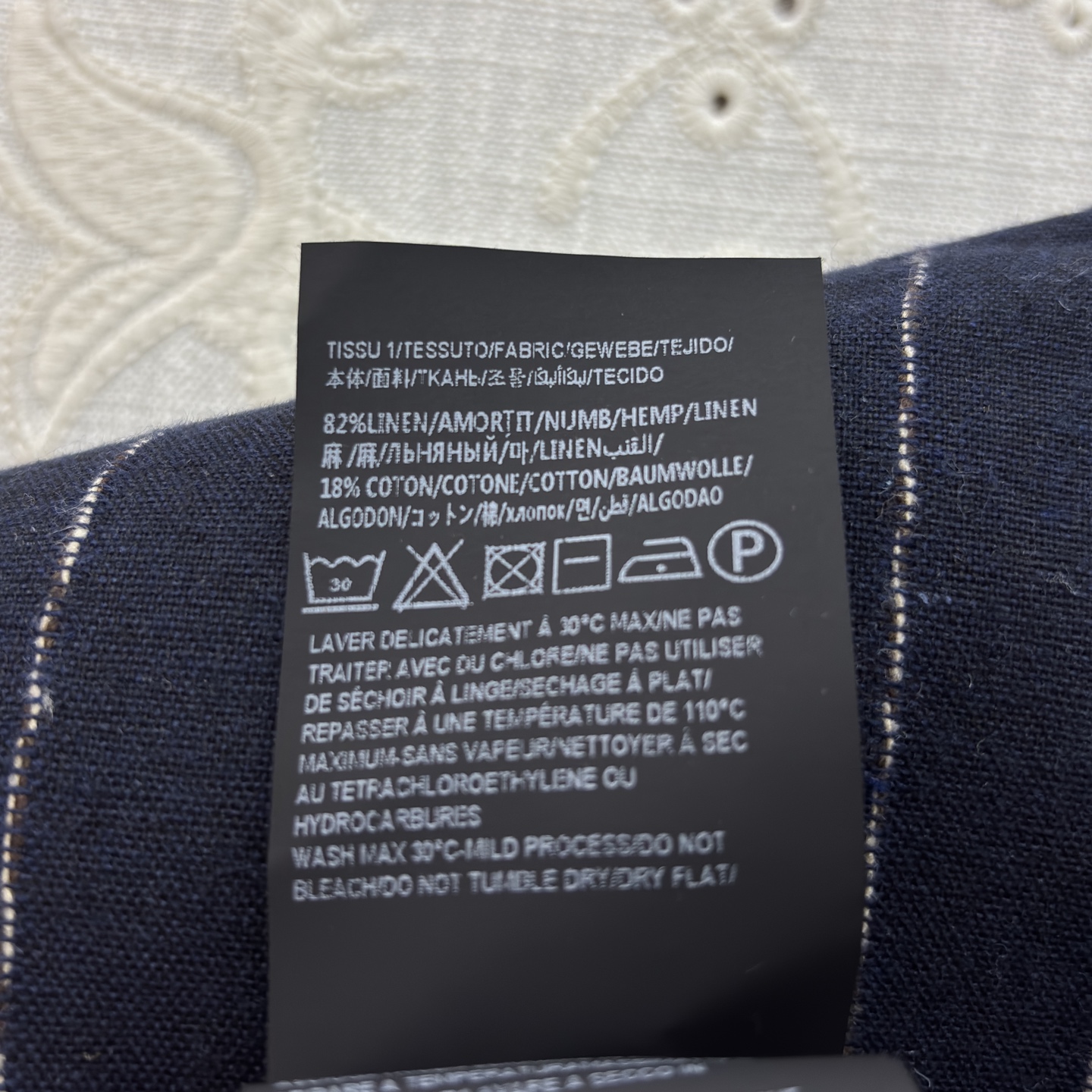 Sch竖条纹西装 自带精英气场 利落剪裁修饰身形 精致锁扣点缀细节 通勤穿利落大方 轻松拿捏都市职场氛围