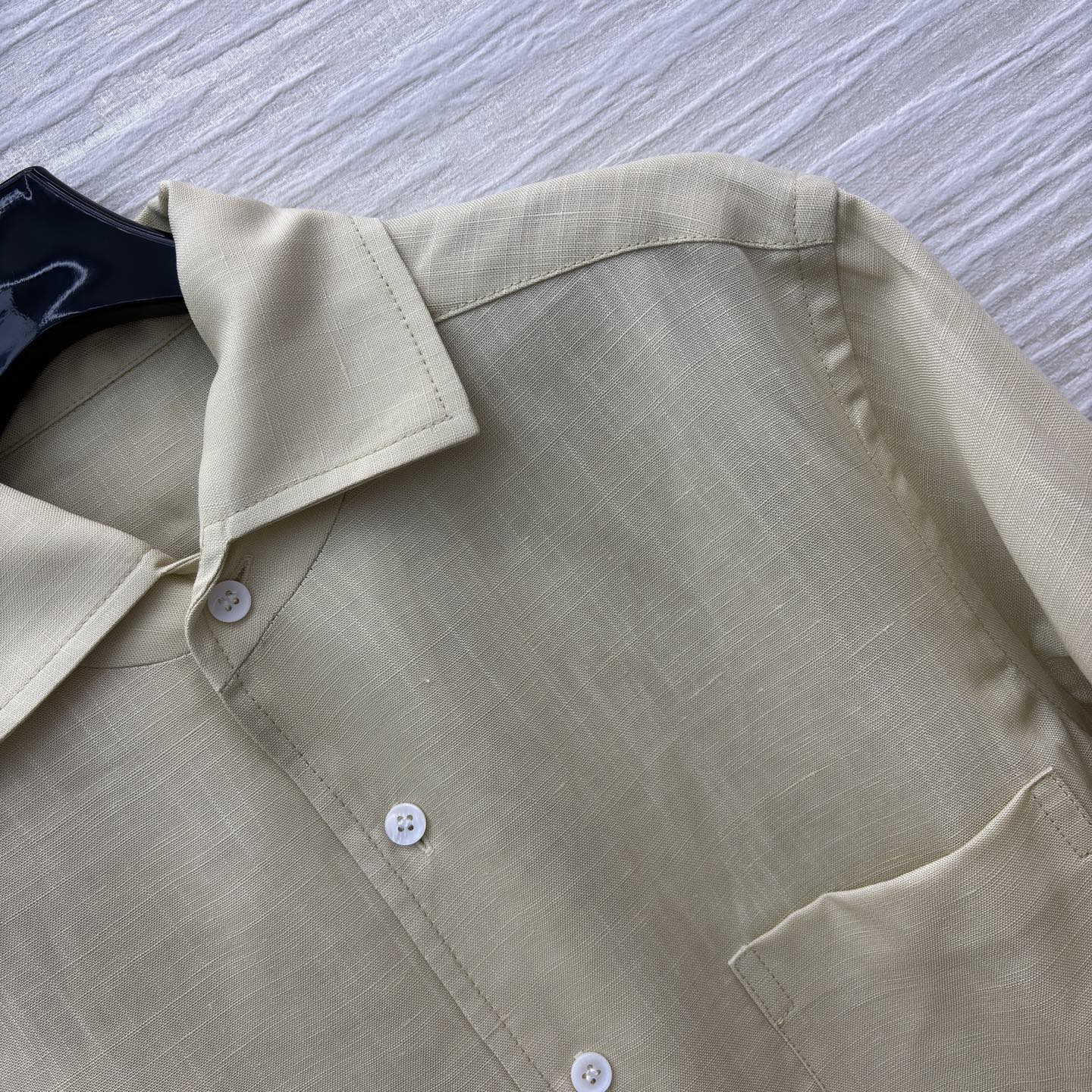 lP🆕亚麻长袖衬衫 宽松落肩剪裁自在无束缚 透气干爽适配春夏通勤度假 单穿叠搭都自带慵懒高级氛围感 两色
