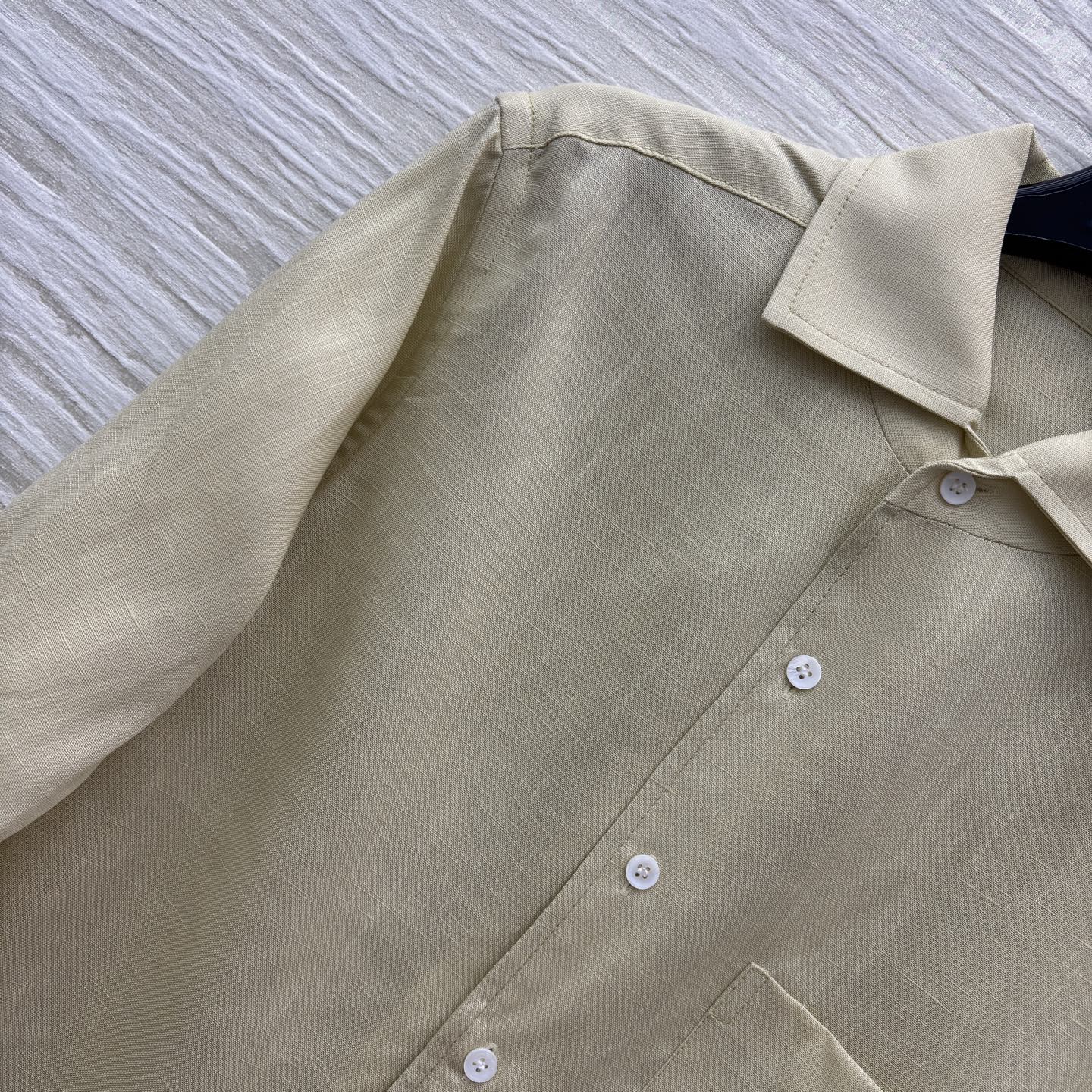 lP🆕亚麻长袖衬衫 宽松落肩剪裁自在无束缚 透气干爽适配春夏通勤度假 单穿叠搭都自带慵懒高级氛围感 两色