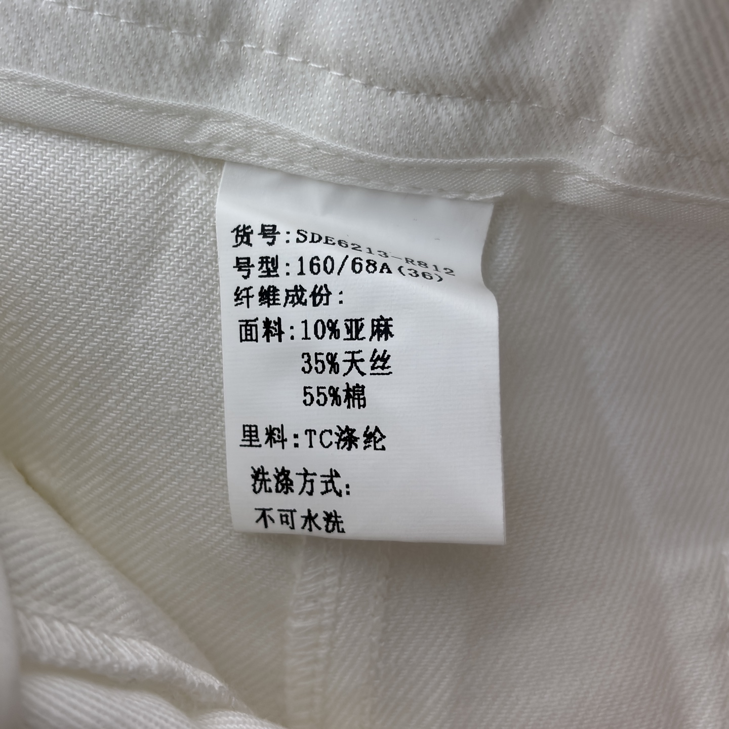 Lp高腰微喇长裤 柔和垂顺面料自带细腻光泽 正面双圆贴袋搭配复古金属扣 简约设计藏住小肚腩 微喇裤型修饰小腿线条 拉长腿