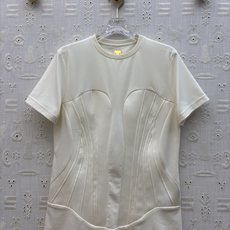 Sch立体拼接T恤 简约圆领经典大方 面料顺滑垂坠兼具舒适度 摆脱普通T恤的单调 日常单穿、外搭西装都很出彩,兼具设计感 Sch立体拼接T恤 简约圆领经典大方 面料顺滑垂坠兼具舒适度 摆脱普通T恤的单调 日常单穿、外搭西装都很出彩,兼具设计感