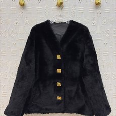 Sch V领异形扣毛绒皮毛一体外套 V领设计简约大气 异形扣纽扣精致吸睛 柔软毛绒与细腻皮革相融 简约版型衬出随性腔调 Sch V领异形扣毛绒皮毛一体外套 V领设计简约大气 异形扣纽扣精致吸睛 柔软毛绒与细腻皮革相融 简约版型衬出随性腔调