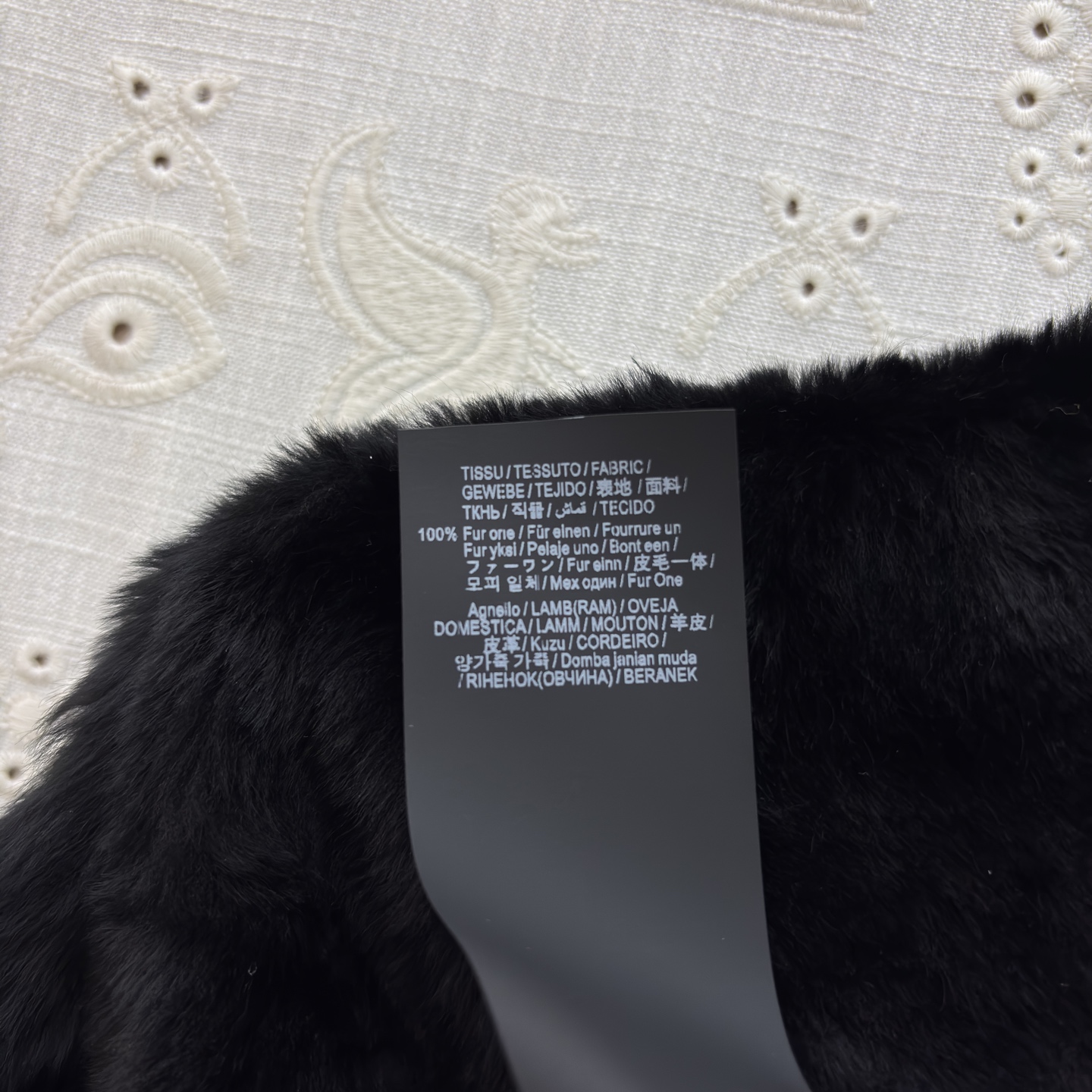 Sch V领异形扣毛绒皮毛一体外套 V领设计简约大气 异形扣纽扣精致吸睛 柔软毛绒与细腻皮革相融 简约版型衬出随性腔调 