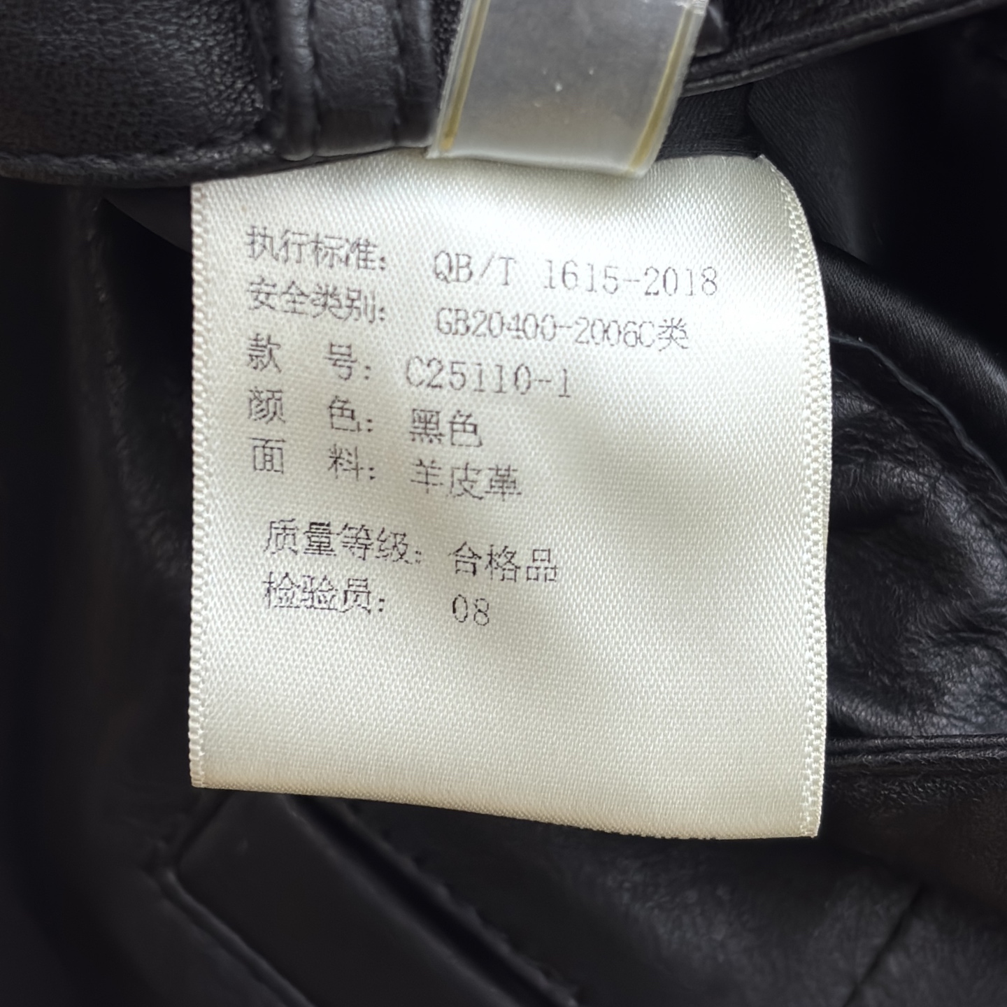 Sch小羊皮阔腿皮裤 高腰前褶剪裁优化腰线比例 宽松垂顺裤管巧妙藏住胯宽、腿粗短板 行走间自带流畅线条 真皮触感温润不僵
