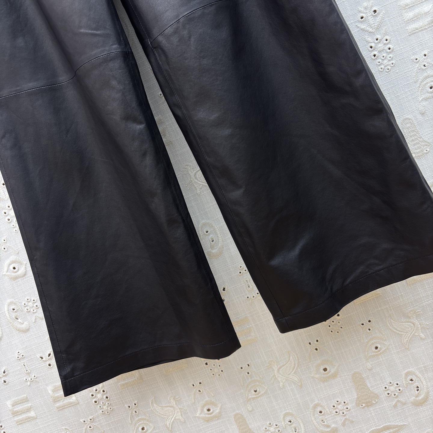 Sch小羊皮阔腿皮裤 高腰前褶剪裁优化腰线比例 宽松垂顺裤管巧妙藏住胯宽、腿粗短板 行走间自带流畅线条 真皮触感温润不僵
