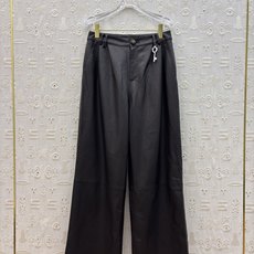 Sch小羊皮阔腿皮裤 高腰前褶剪裁优化腰线比例 宽松垂顺裤管巧妙藏住胯宽、腿粗短板 行走间自带流畅线条 真皮触感温润不僵 Sch小羊皮阔腿皮裤 高腰前褶剪裁优化腰线比例 宽松垂顺裤管巧妙藏住胯宽、腿粗短板 行走间自带流畅线条 真皮触感温润不僵