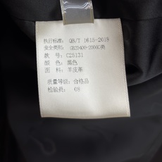 Sch 小羊皮宽松版衬衫 经典翻领搭配独特钥匙造型金属扣 细节精致耐看 单侧贴袋增添随性层次 宽松落肩版型包容各种身形 Sch 小羊皮宽松版衬衫 经典翻领搭配独特钥匙造型金属扣 细节精致耐看 单侧贴袋增添随性层次 宽松落肩版型包容各种身形