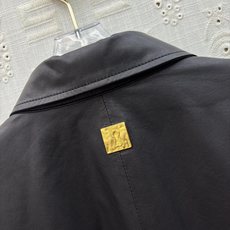Sch 小羊皮宽松版衬衫 经典翻领搭配独特钥匙造型金属扣 细节精致耐看 单侧贴袋增添随性层次 宽松落肩版型包容各种身形 Sch 小羊皮宽松版衬衫 经典翻领搭配独特钥匙造型金属扣 细节精致耐看 单侧贴袋增添随性层次 宽松落肩版型包容各种身形