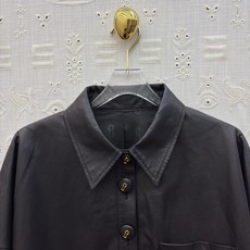 Sch 小羊皮宽松版衬衫 经典翻领搭配独特钥匙造型金属扣 细节精致耐看 单侧贴袋增添随性层次 宽松落肩版型包容各种身形 Sch 小羊皮宽松版衬衫 经典翻领搭配独特钥匙造型金属扣 细节精致耐看 单侧贴袋增添随性层次 宽松落肩版型包容各种身形