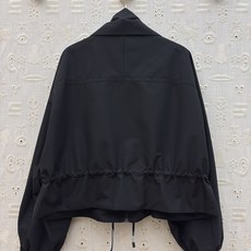 Pucci短款工装风衣夹克 纯黑基底自带沉稳酷感 经典立领修饰脖颈线条 前襟金属排扣精致点缀 下摆可调节抽绳设计 轻松收 Pucci短款工装风衣夹克 纯黑基底自带沉稳酷感 经典立领修饰脖颈线条 前襟金属排扣精致点缀 下摆可调节抽绳设计 轻松收