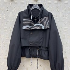 Pucci短款工装风衣夹克 纯黑基底自带沉稳酷感 经典立领修饰脖颈线条 前襟金属排扣精致点缀 下摆可调节抽绳设计 轻松收 Pucci短款工装风衣夹克 纯黑基底自带沉稳酷感 经典立领修饰脖颈线条 前襟金属排扣精致点缀 下摆可调节抽绳设计 轻松收